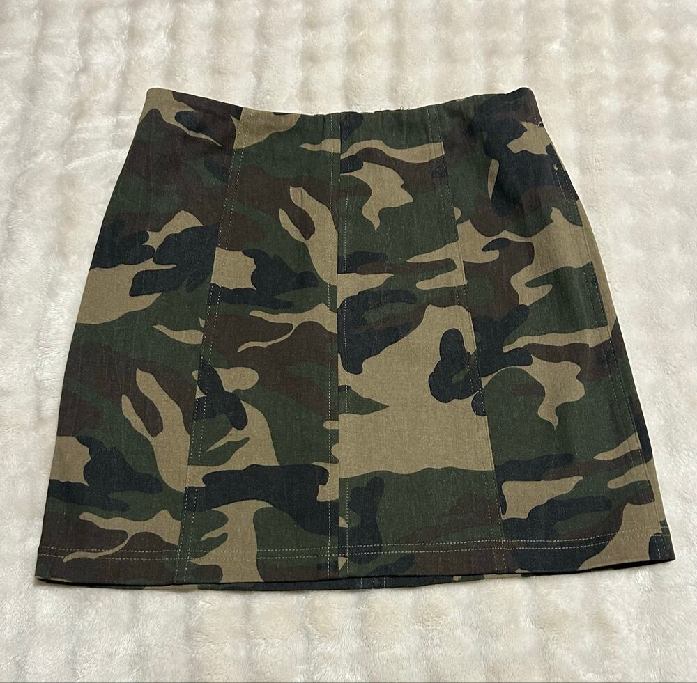 Vestique camo mini skirt new with tags